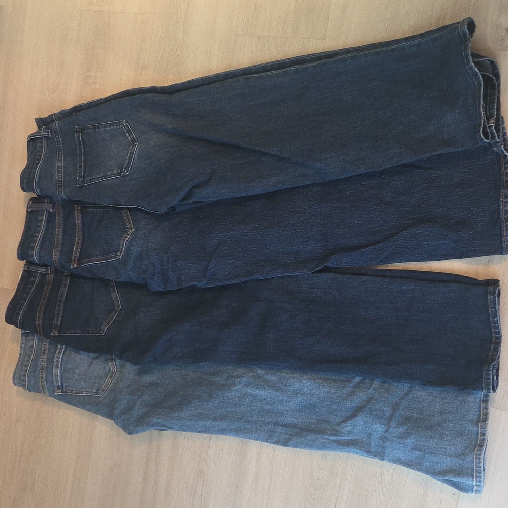 A Bundle Of 4 Size 25 Quince Jeans